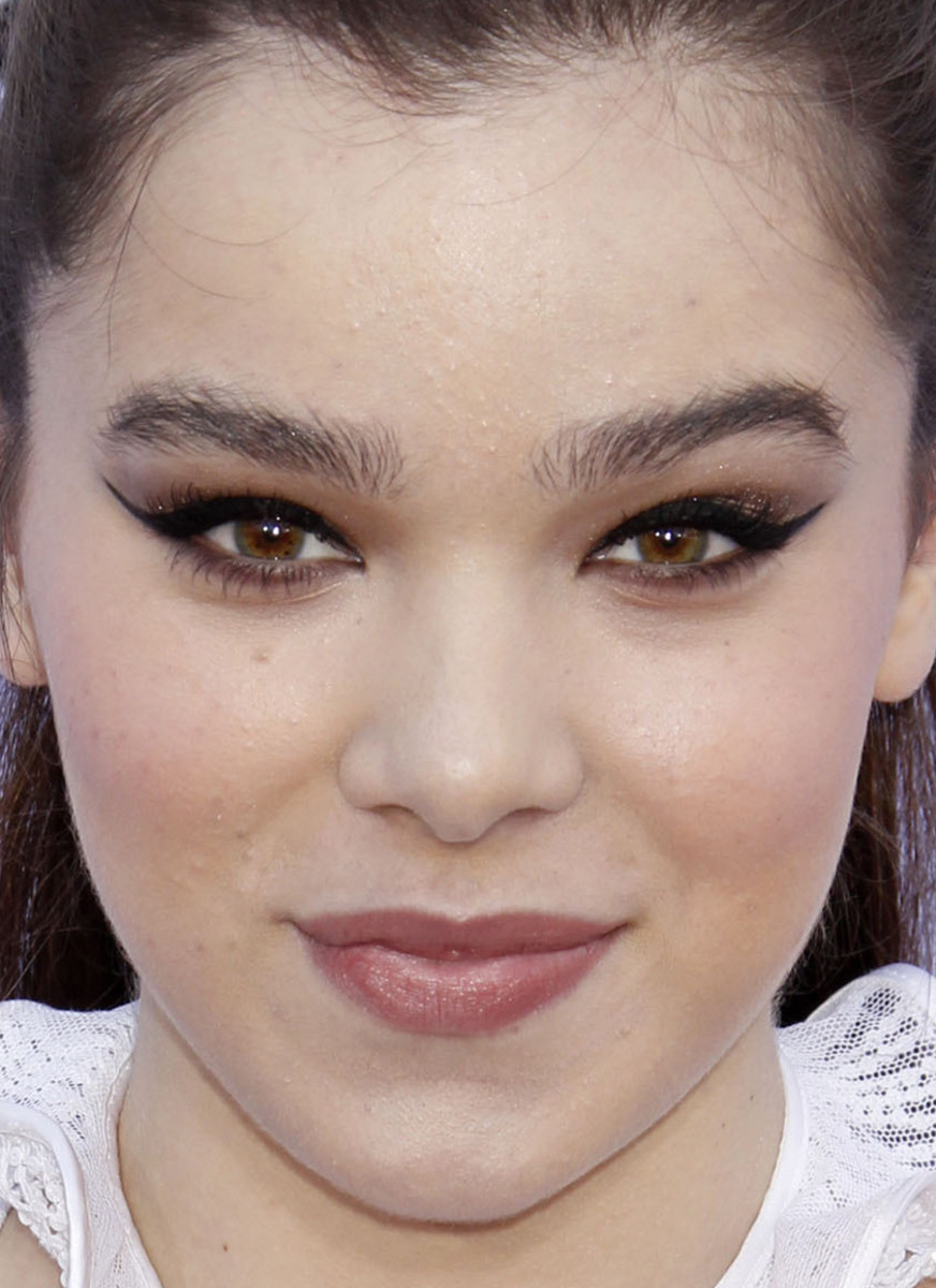 Hailee Steinfeld at the 2015 Billboard Music Awards close-up