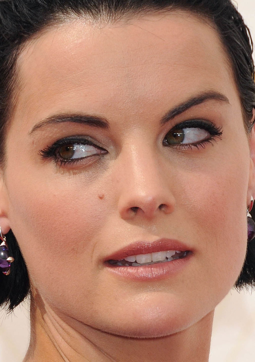 Jaimie Alexander at the 2015 Emmys close-up