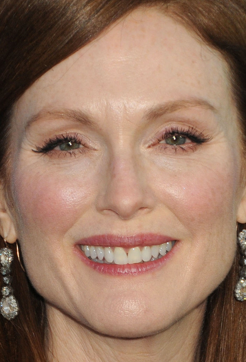 Julianne Moore at the 2015 Critics' Choice Awards close-up