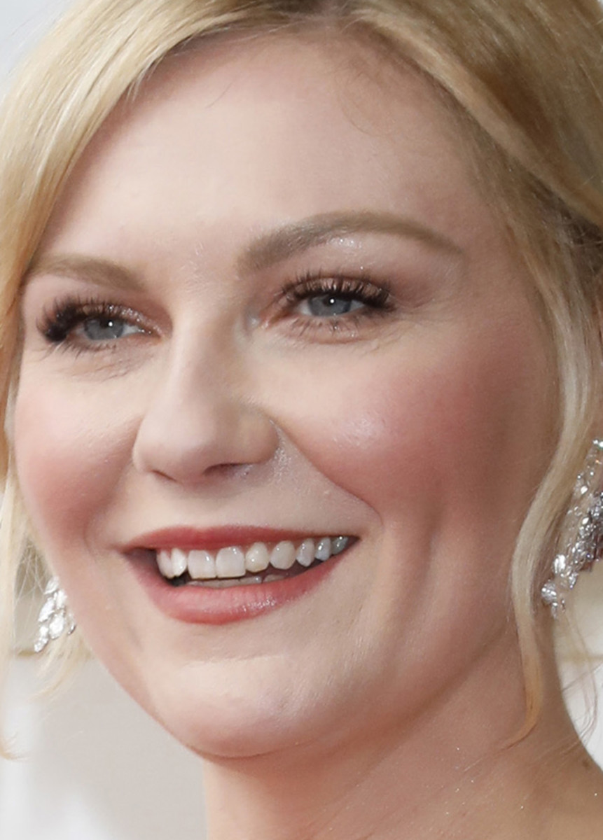 Kirsten Dunst at the 2022 Oscars close-up