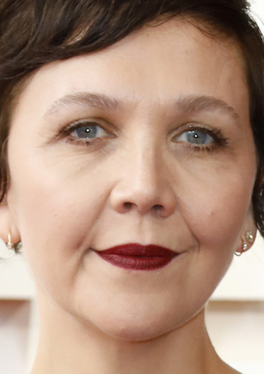 Maggie Gyllenhaal at the 2022 Oscars close-up