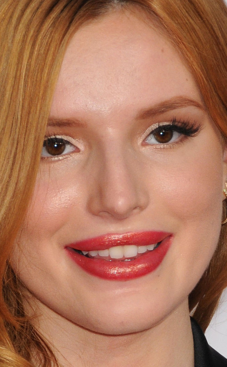 Bella Thorne at the 2015 People's Choice Awards close-up