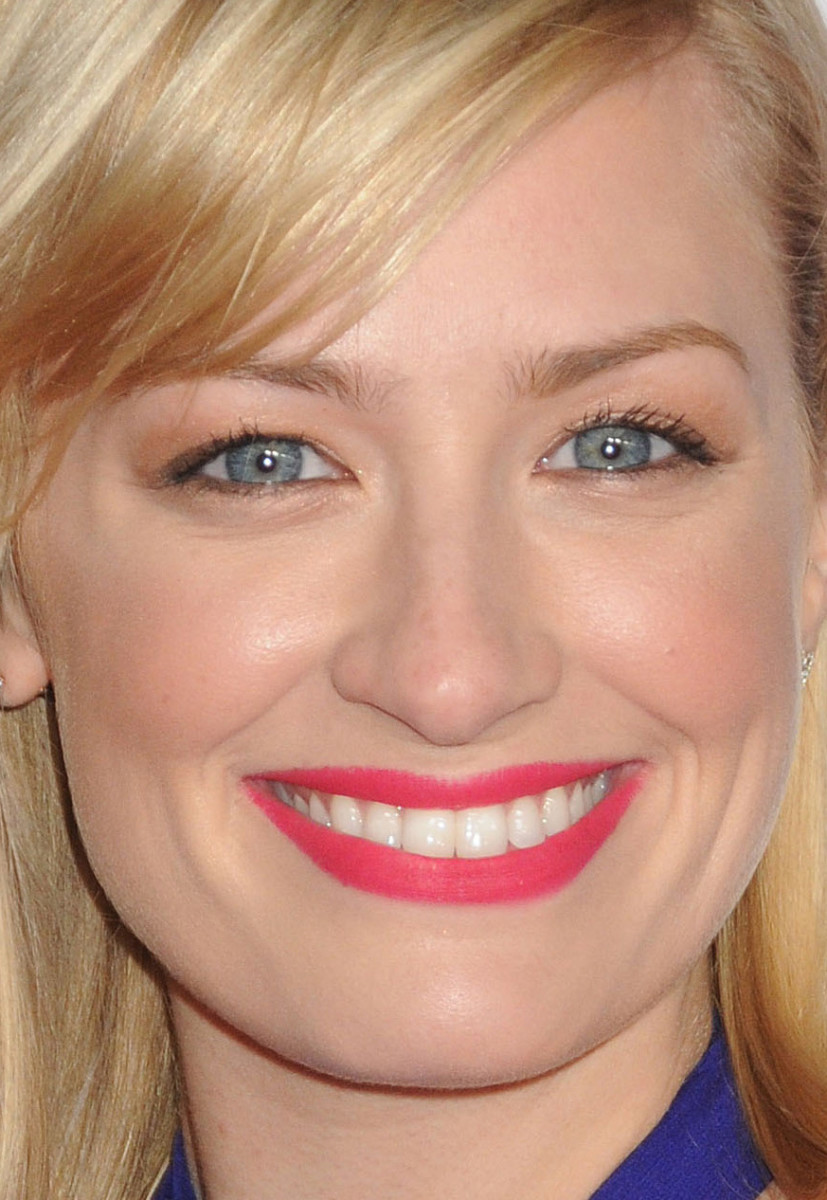 Beth Behrs at the 2015 People's Choice Awards close-up