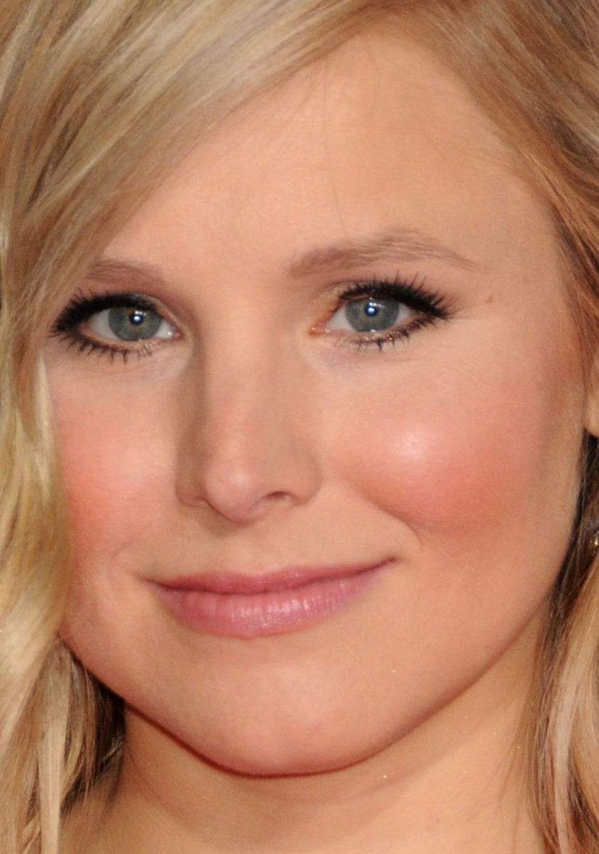 Kristen Bell at the 2015 People's Choice Awards close-up