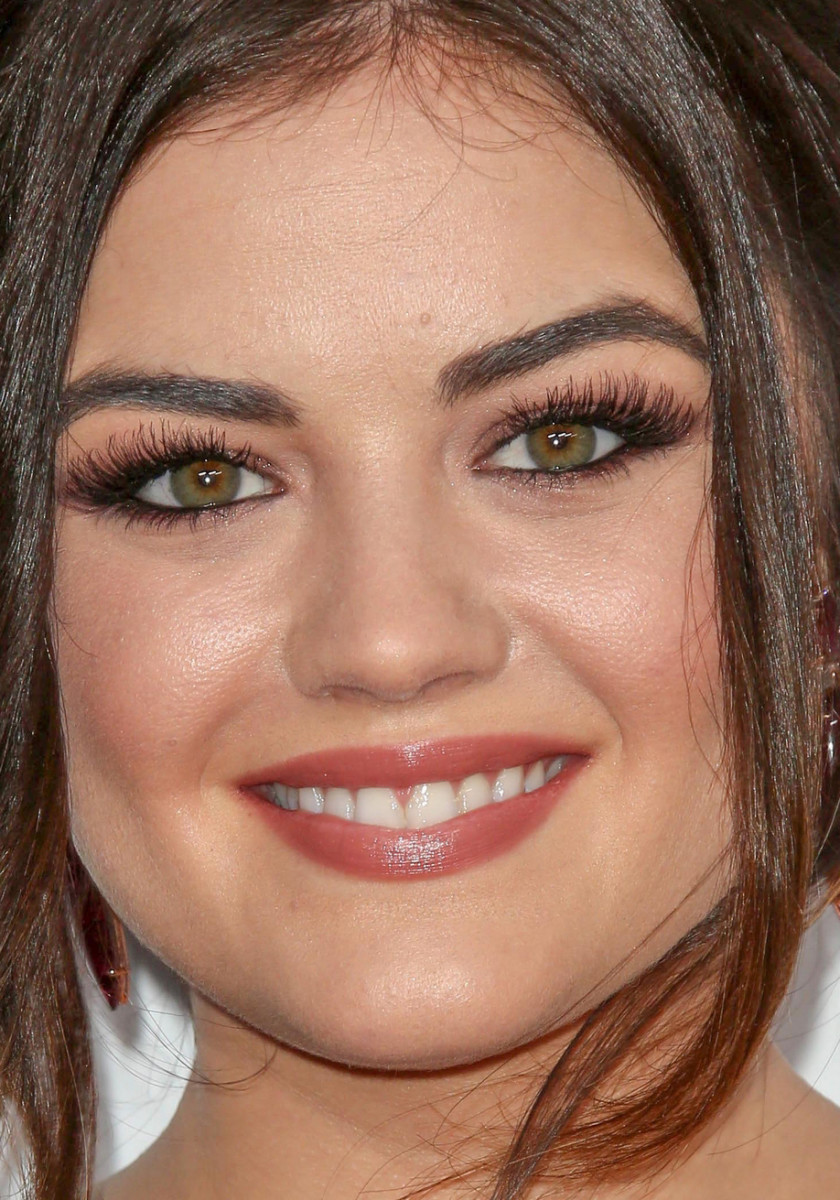 Lucy Hale People's Choice Awards 2014 close-up