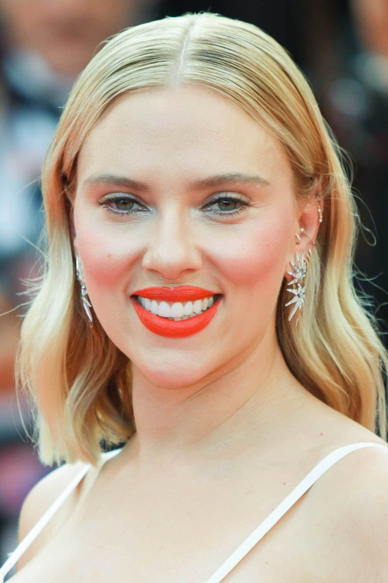 Scarlett Johansson Dark Golden Blonde Pixie Haircut with Side Swept Bangs